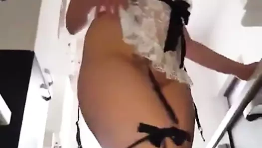 Seksi milf içinde hizmetçi üniforma ve yüksek topuklu