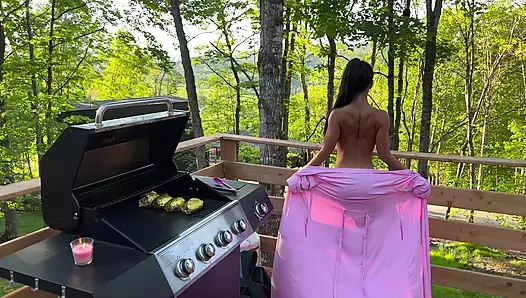 Üvey kız kardeş aile barbekü yemeği sırasında sikiliyor