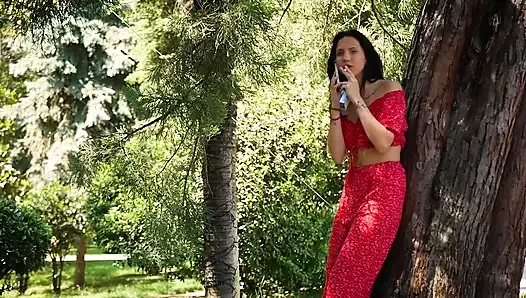 Baştan çıkarıcı Rus güzel kadın açık havada ince sigara içiyor