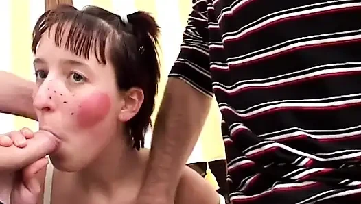 Tatlı genç kız emecek sert yaraklar buluyor - dvd