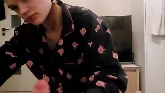 Kırmızı örgülü üvey kız kardeş üvey erkek kardeşini emiyor ve ağzına boşalıyor