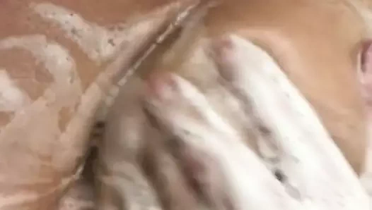 Bebek bakıcısı göğüsleri sabunluyor