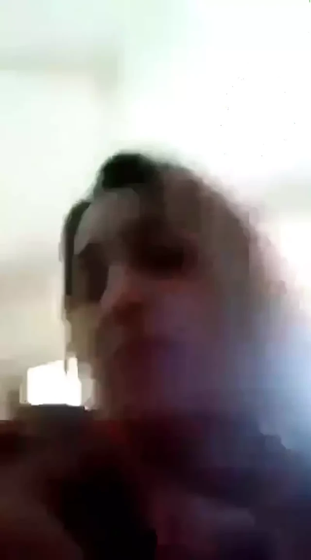 Пакистанская юная девушка показывает