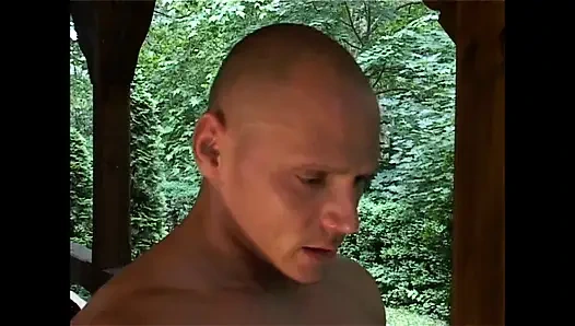 Güzel klasik kızıl saçlı orta yaşlı seksi kadın götünü sikiyor ve büyük amatör yarakla ağzına boşaltıyor