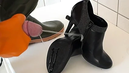 Yüksek topuklu ayakkabılar ve lastik eldivenler üzerinde cumming