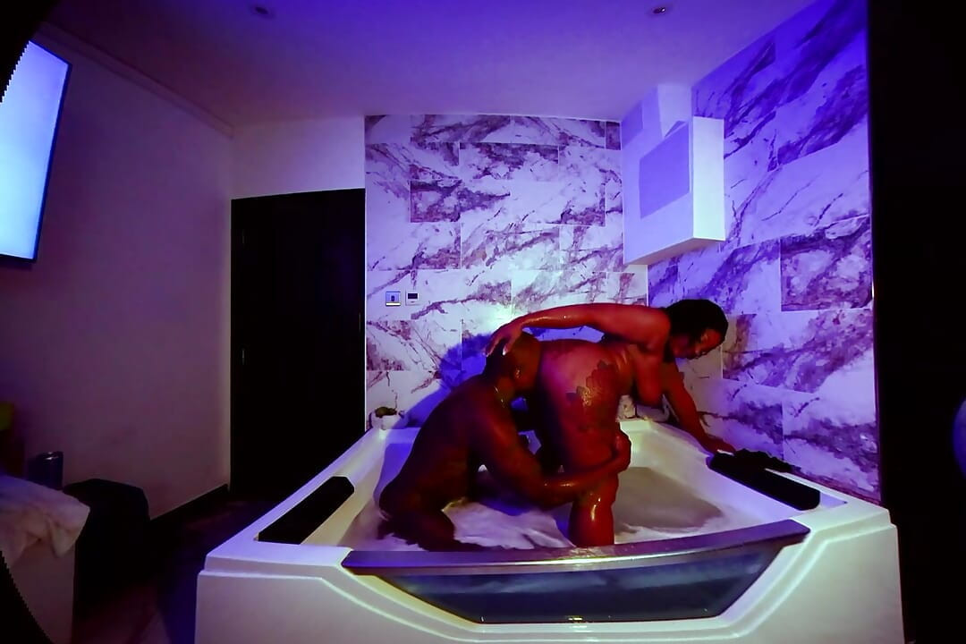 Büyük götlü Jamaikalı orta yaşlı seksi kadın ıslak dudaklar jakuzide Jay Playhard tarafından dölleniyor