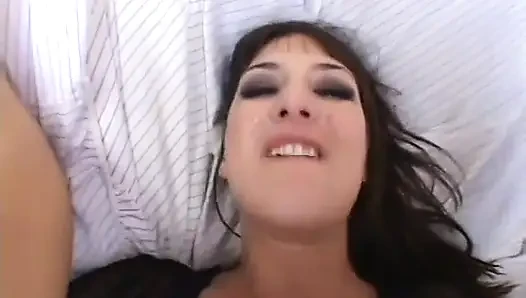 Adam oral seks yapıyor ve iki muhteşem kızı sikiyor