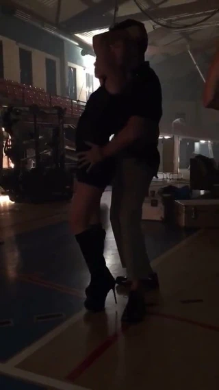 Shakira sıcak dans ve dansçısı tarafından el yordamıyla!