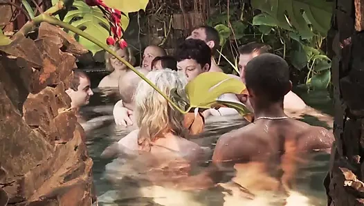 Sevimli genç çift havuzda oyun oynuyor