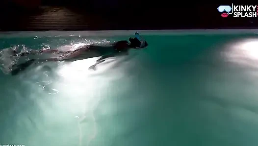 Lateks mayoyla gece yüzmesi ve tam yüz maskesi