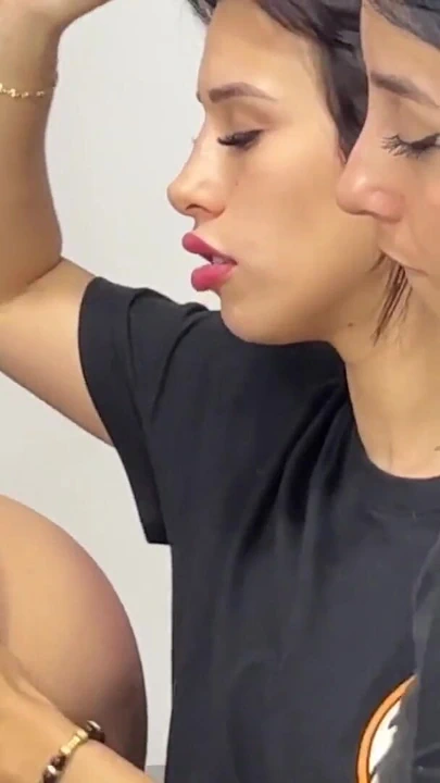 Lezbiyen tomboy üçlü grup seks sonunda büyük beyaz göt yiyor | Klip 1