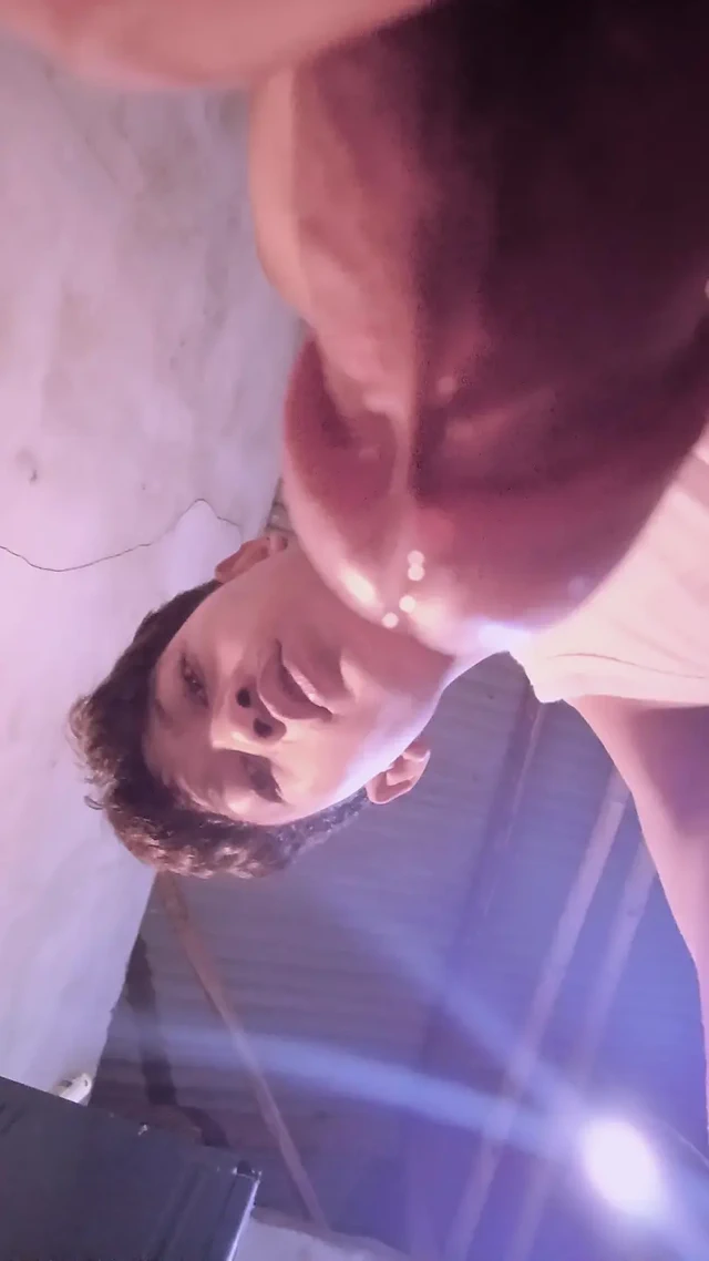 Asyalı kasılıp mastürbasyon yapıyor ve kameraya boşalıyor