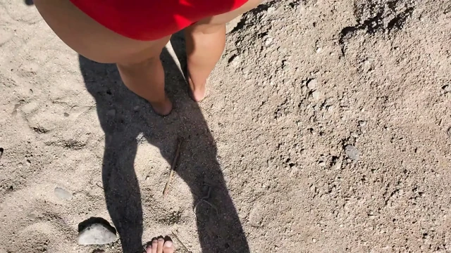 Nehirde kumaşsız bikini