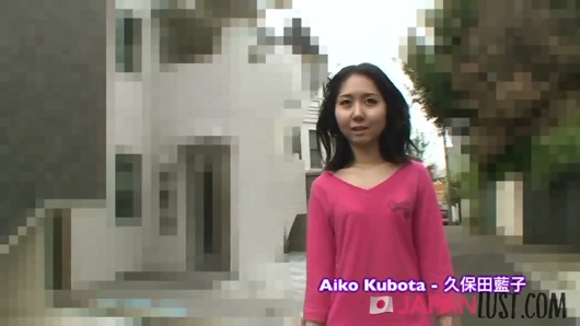 Küçük memeli Japon amatör amcığını açıyor