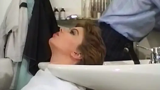 Alman kuaför sıkı göt deliğinden sikiliyor