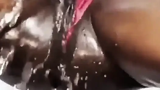 Sexyrita banyo yapan yaraklı orta yaşlı seksi kadın büyük zenci yarağı domaltarak mastürbasyon yapıyor