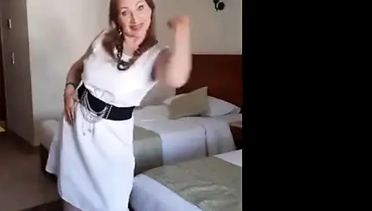 Dans ediyor ve sürekli kıyafetlerini çıkarıyor