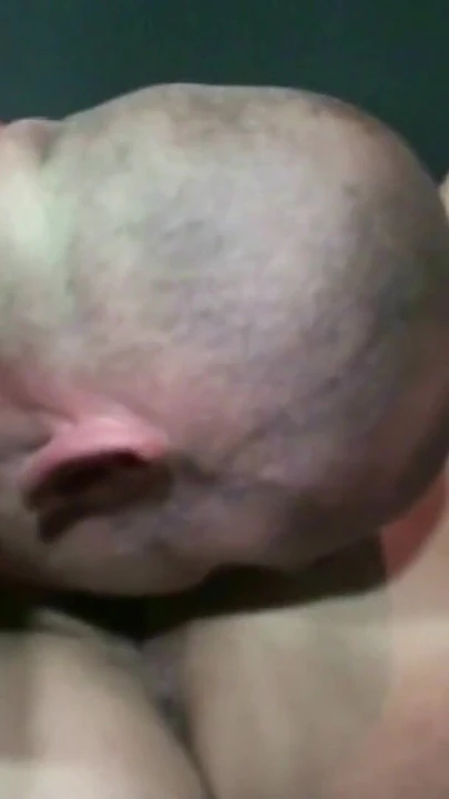 Эмоциональный момент из "Две немецкие милфы в любительском тройничке с незнакомцем в клубе"