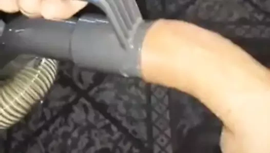 Başlarken emdi tarafından elektrikli süpürge ve okşayarak benim horoz üzerinde kik