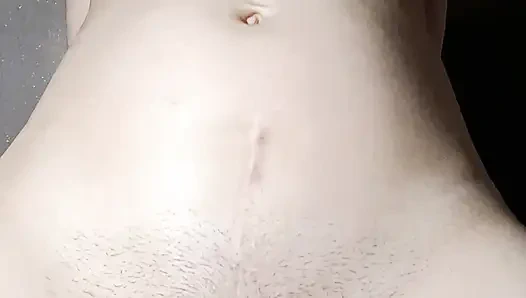 Yarağı ovup sikiştikten sonra sıkı amcığın içine boşalıyor