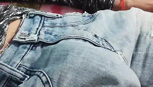 LATIN ADAM BÜYÜK YARAĞıNı YAKıN ÇEKIMDE GÖSTERIYOR