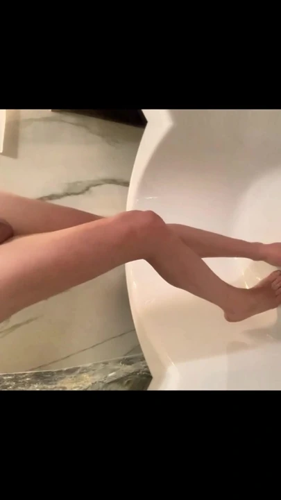 Küçük ayaklarıma işedim | Klip 2