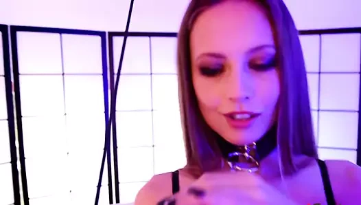 Istripper kız Elis kameraya poz veriyor.