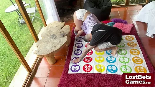 Amelia и Лукас изкручивают жару с стриптиз Twister