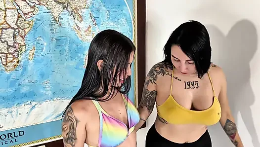Güzel ve azgın arkadaşlar yoga dersinden sonra oynuyor, vajinalarını fırçalıyor ve ayaklarını yalıyor