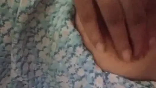 Ateşli esmer kadın oyuncak ayının üstünde dev dildoyla mastürbasyon yapıyor