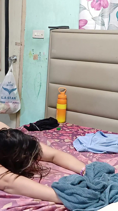 Kocası evde yokken iş arkadaşlarıyla sikişiyor | Klip 1