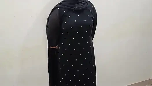 Hintli üniversiteli genç kız beş yıl önce erkek arkadaşıyla tanıştı ve açık havada domaltarak sert sikişiyor