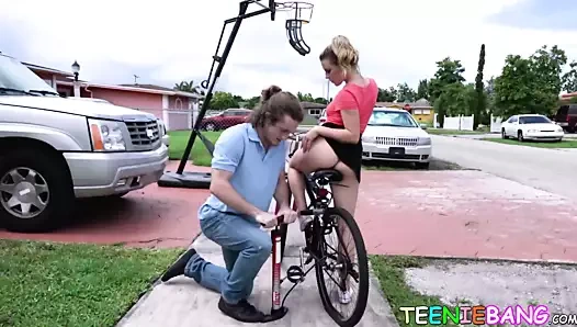 Horoz aç genç üvey kardeşini tatmin ederek zaman kaybetmez