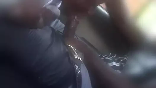 Terk edilmiş bir evin dışında beni emiyor