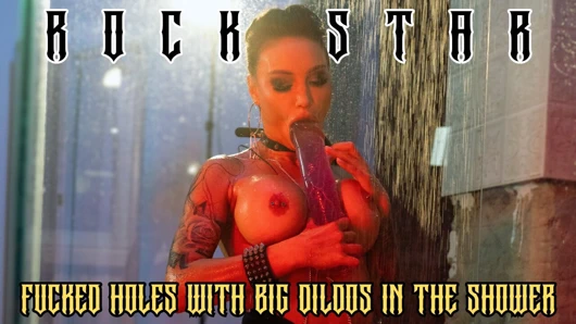 Rock yıldızı Monika Fox duşta büyük dildolarla çifte penetrasyonlu ve göt güllü deliklerini sikiyor