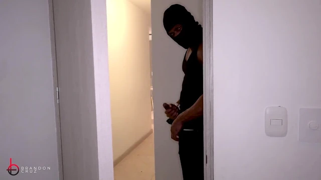 Büyük zenci yarağı hırsızı bakire kızla sikişiyor - Brandon Cruz ve Ema Ribeiro