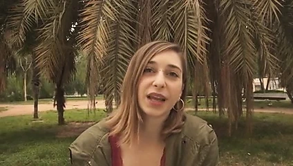 Gözleri bağlı genç kirli bir bathr içinde siyah bir çük için bekler