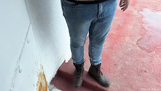 Ateşli müşteri utangaç kuryeye karşı: baştan çıkarıyor ve beni kanepede gerçekten sert sikiyor.