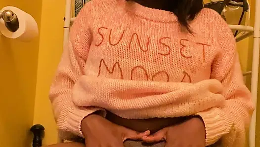 Islak ıslak sidikli dağınık siyah amcığıma bir göz atın (kamera arkası).