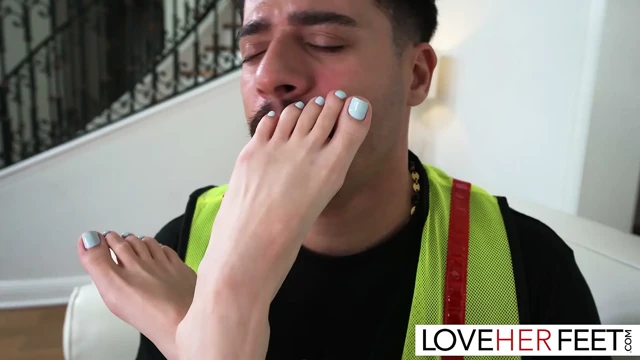 Büyüleyici Esmer Selena Love Teslimatçı Tarafından Sikiliyor