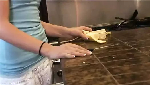 genç sarışın sürtük yayılır bacaklar ve alır onu pembe KEDİ parmaklı ve fucked