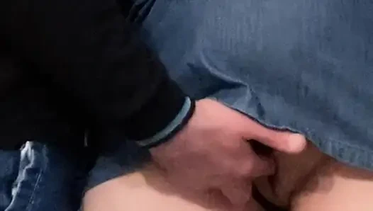 Yabancı eteğin altında külotuma dokunuyor - halka açık edepsiz eller