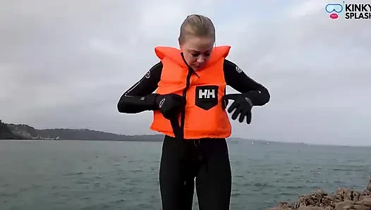 Wetsuit ve Lifejackets Lucy'nin donma karşılaştırması