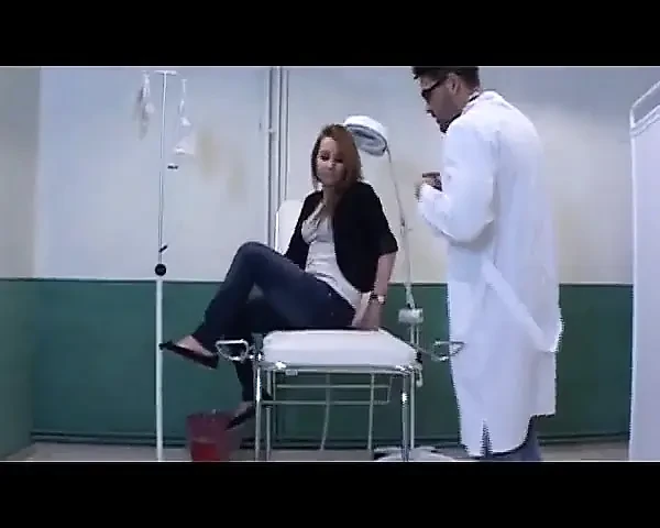 Камшот на лицо для возбужденной медсестры