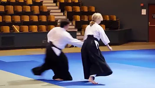 Neşeli dev tanrıça