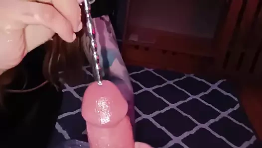 Dominatrix kölesiyle elle muamele çekiyor ve onu çok fazla spermle orgazm yapıyor