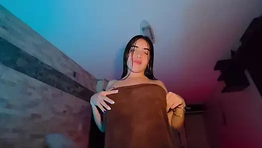 Baldızım evde yalnızken süt pompamama yardım ediyor.