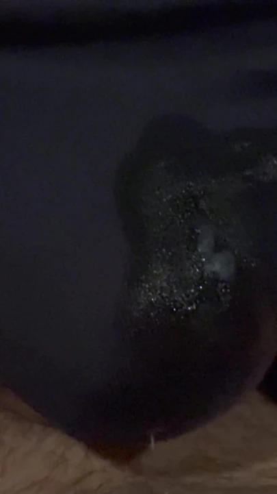 "Üvey baba üvey kızlarının külotlarına boşalıyor - fışkıran erken boşalma" filminden heyecan verici an