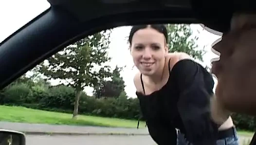 Çekici alman hatun alır onu ağız dolu ile sıcak cum