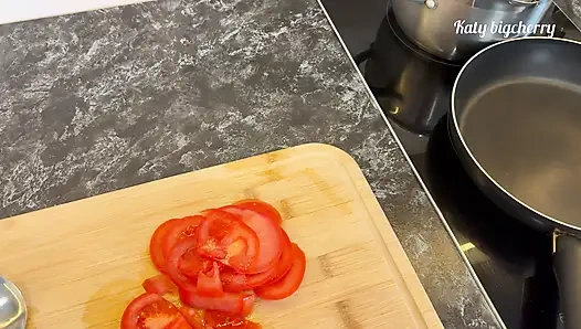 Üvey Oğlum, Genç Üvey Annesine Kahvaltı Yapmasında Yardım Ederken Kocası Rüya Görüyor